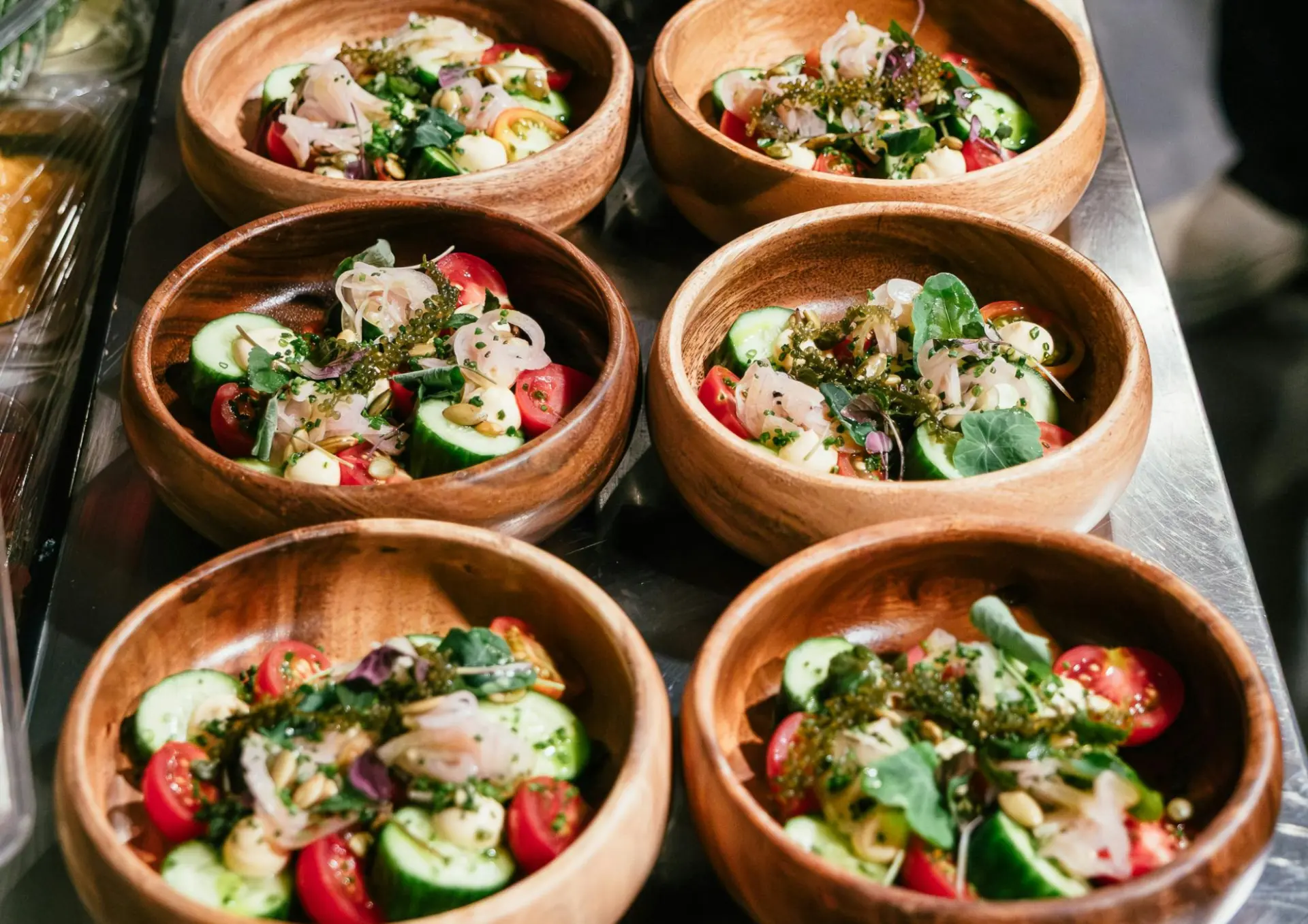 Salatschalen aus Holz mit frischem Gemüse