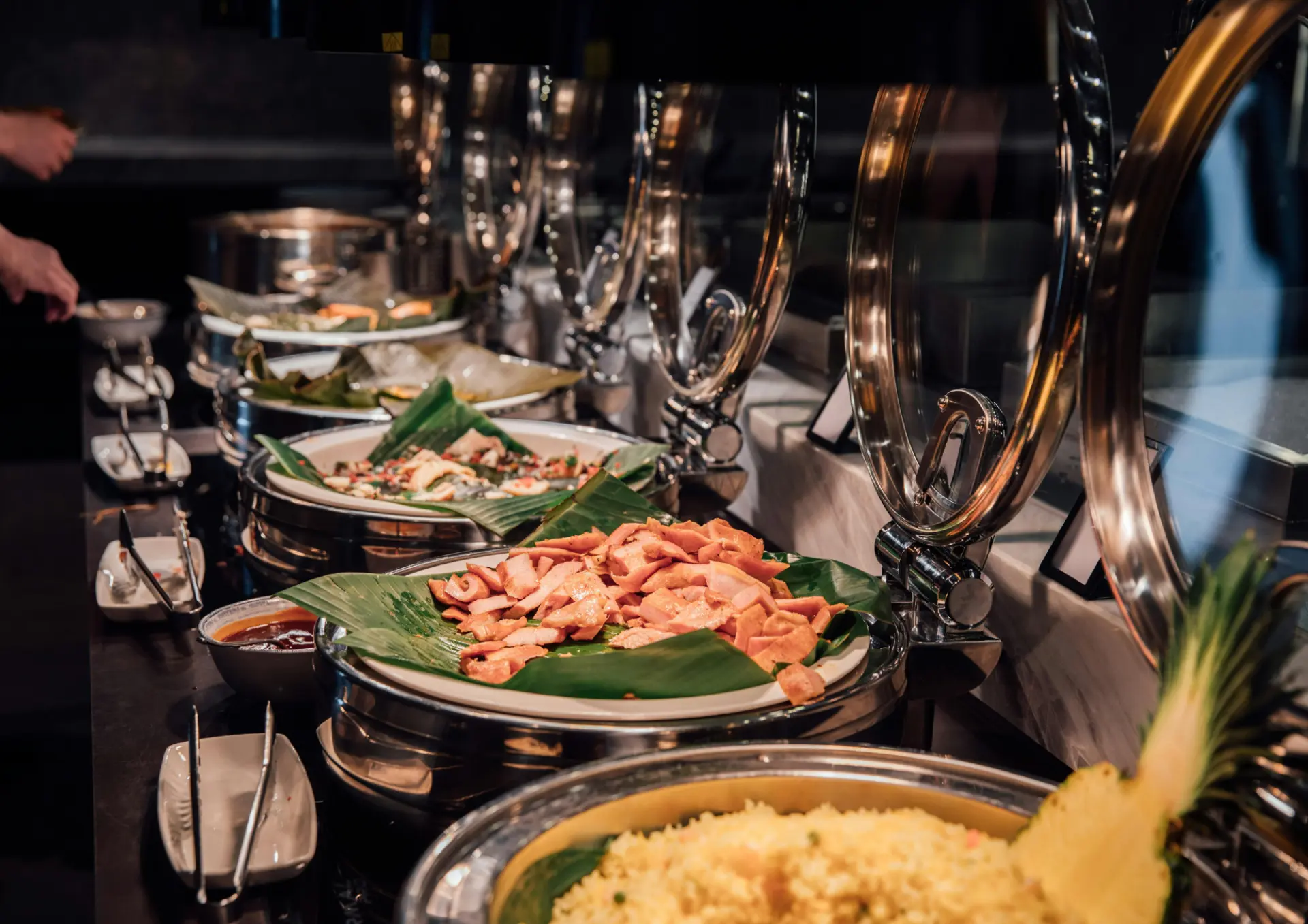 Buffet mit warmen Speisen bei einem Catering außer Haus