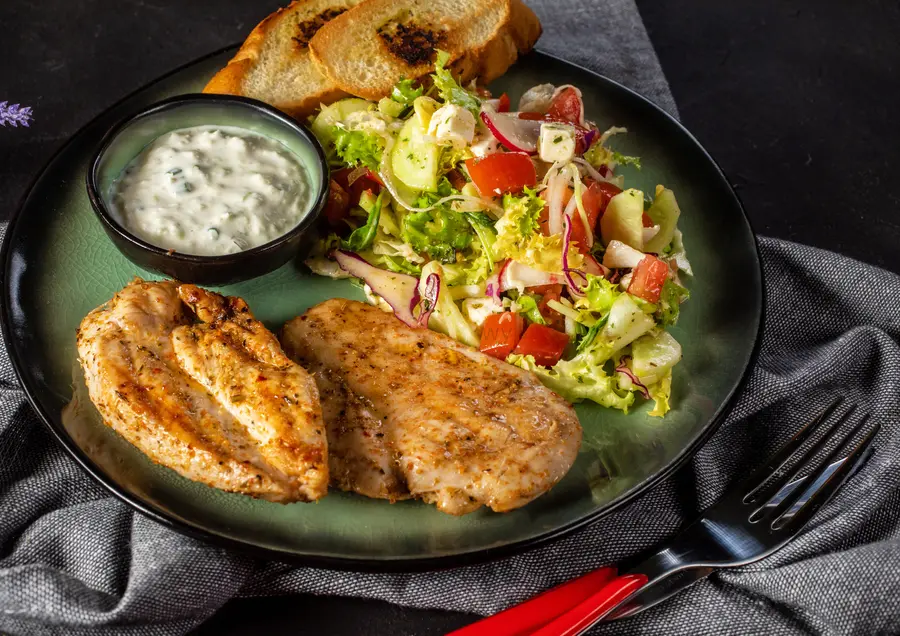 Essen gehen Esslingen – gedeckter Tisch und mediterranes Gericht